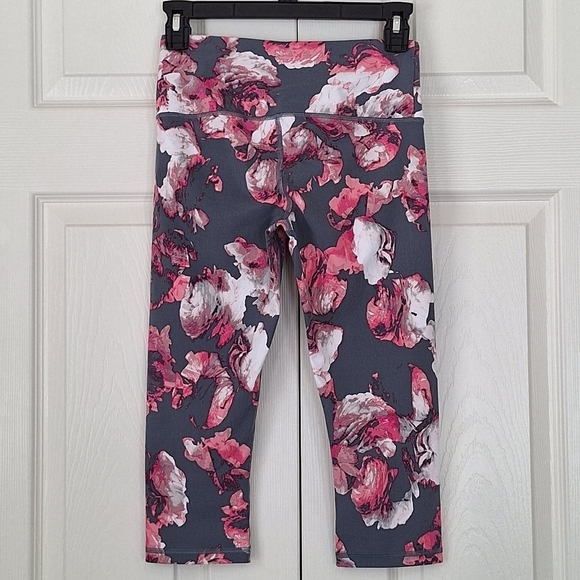 Victoria's Secret Sport Knockout Watercolor Floral Capri Legging - Picture 5 of 13